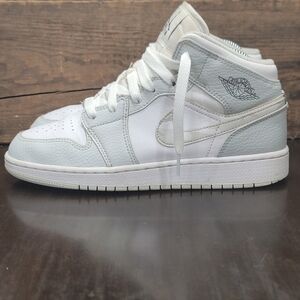 Nike Air Jordan 1 Mid 'Grey Camo' (Wmns 8 Big Girl 6.5)Great Condition.